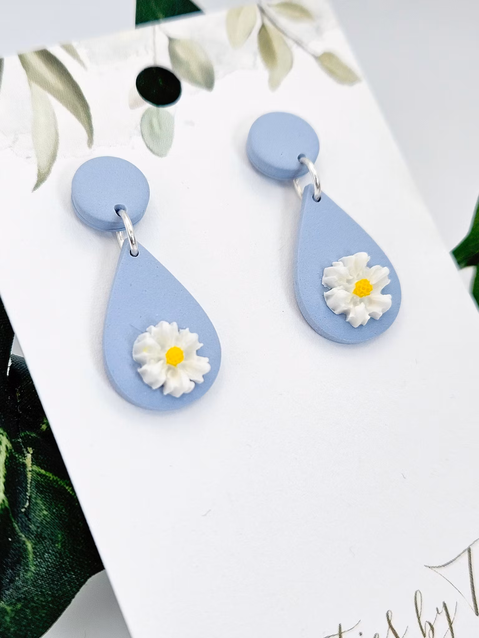 Ljusblå droppar med vita blommor