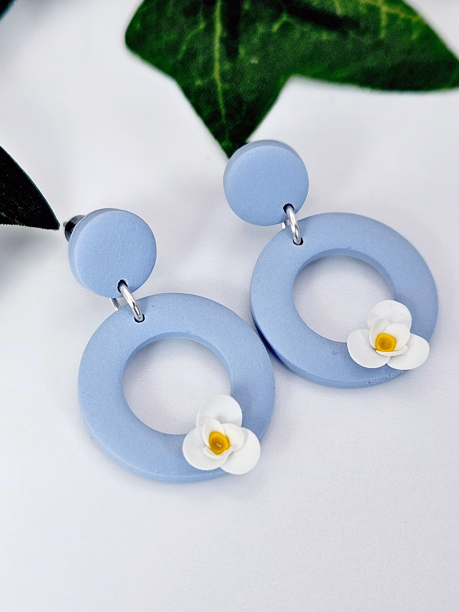 Ljusblå donuts med vita blommor