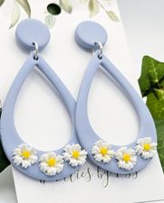 Blå matta droppar med vita blommor