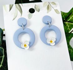 Ljusblå donuts med vita blommor