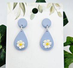 Ljusblå droppar med vita blommor
