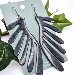 Enkla fjädrar i skimrande svart