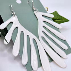 Enkla fjädrar i skimrande vitt