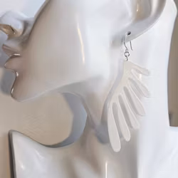 Enkla fjädrar i skimrande vitt