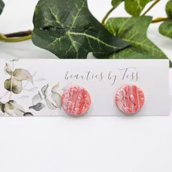 Skimrande studs i korall och vitt