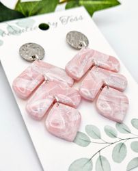 Glänsande rosa pilar