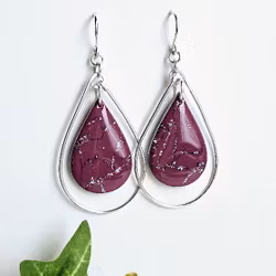 Vinröda droppar med silverdetaljer