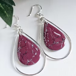 Vinröda droppar med silverdetaljer