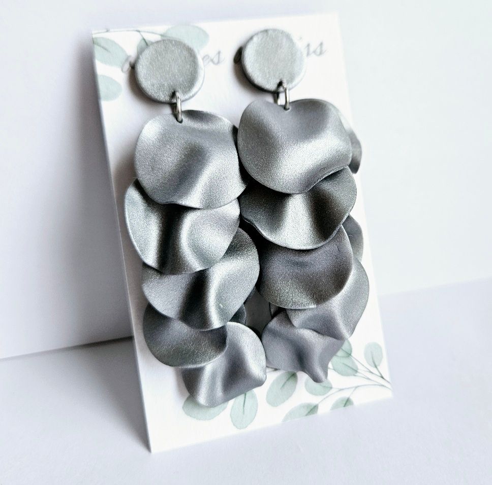 Silverfärgade vågformade cirklar