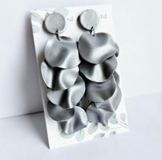 Silverfärgade vågformade cirklar