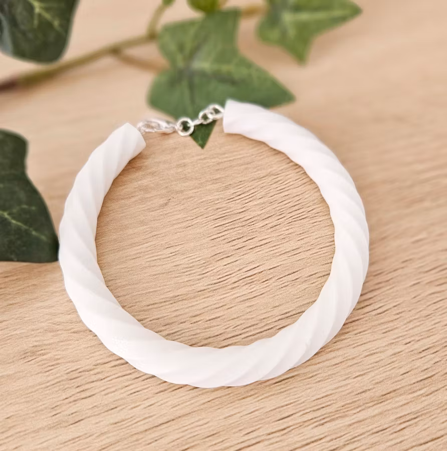 Skimrande vitt armband