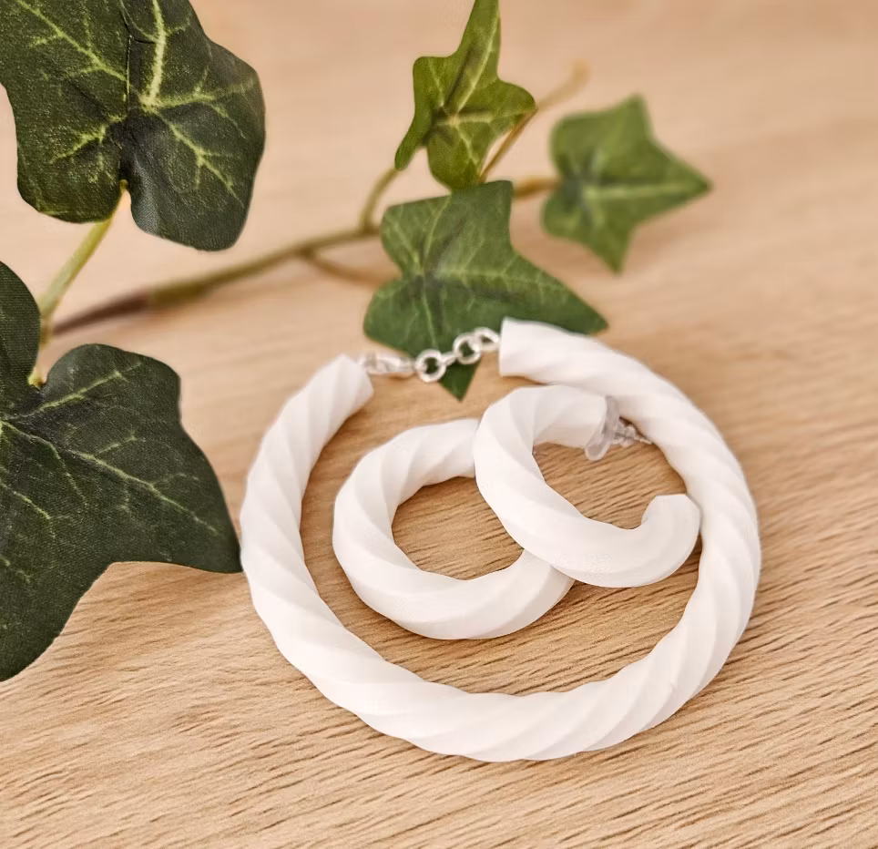 Skimrande vitt armband