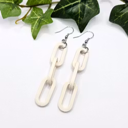 Naturvita kedjeörhängen