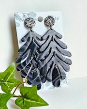 Stora svarta boho-löv