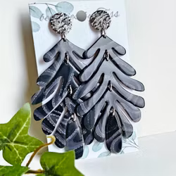 Stora svarta boho-löv