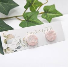 Skimrande studs i turkos och rosa