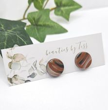 Glänsande studs i svart och koppar