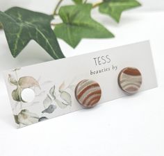 Glänsande studs i svart och koppar