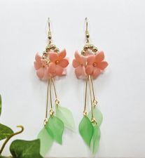 Aprikosa små blommor med gröna blad