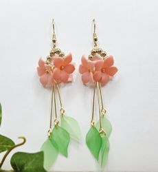 Aprikosa små blommor med gröna blad