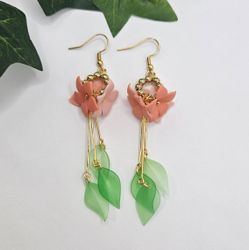 Aprikosa små blommor med gröna blad