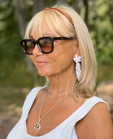 Off white blomma med skimrande blad