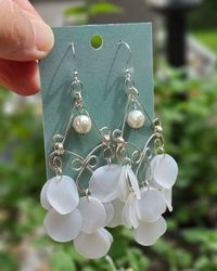 Eleganta, blommiga örhängen med pärla