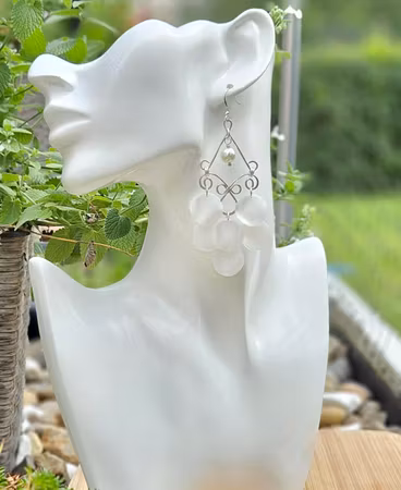 Eleganta, blommiga örhängen med pärla