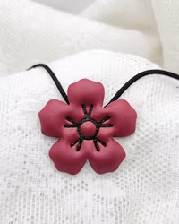 Halsband med vinröd blomma