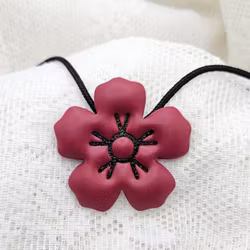 Halsband med vinröd blomma