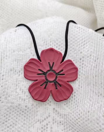 Halsband med vinröd blomma