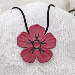 Halsband med vinröd blomma