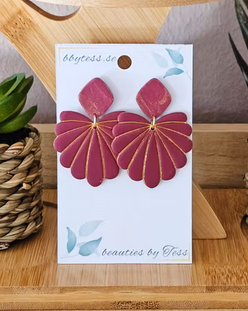 Vinröd Magnolia med gulddetaljer