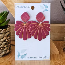 Vinröd Magnolia med gulddetaljer