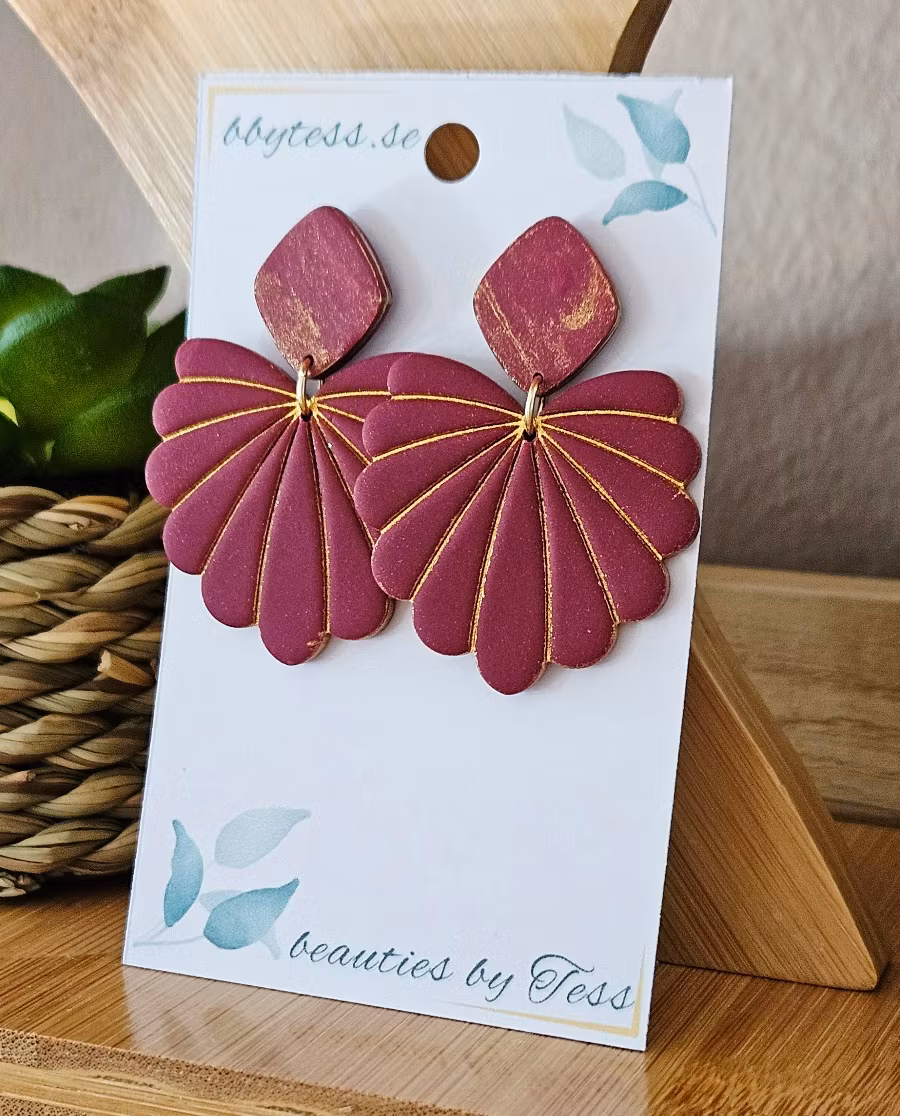 Vinröd Magnolia med gulddetaljer