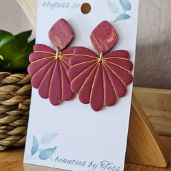 Vinröd Magnolia med gulddetaljer