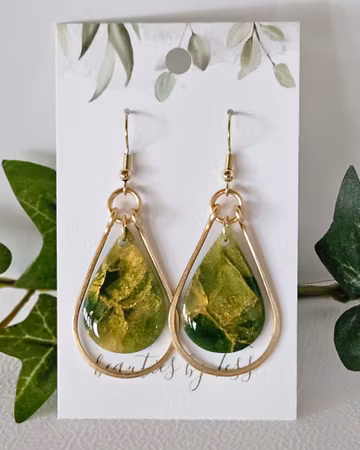 Mossgröna glänsande droppar