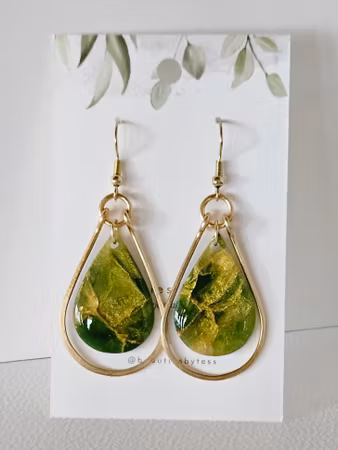 Mossgröna glänsande droppar