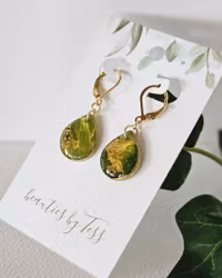 Mossgröna små droppar