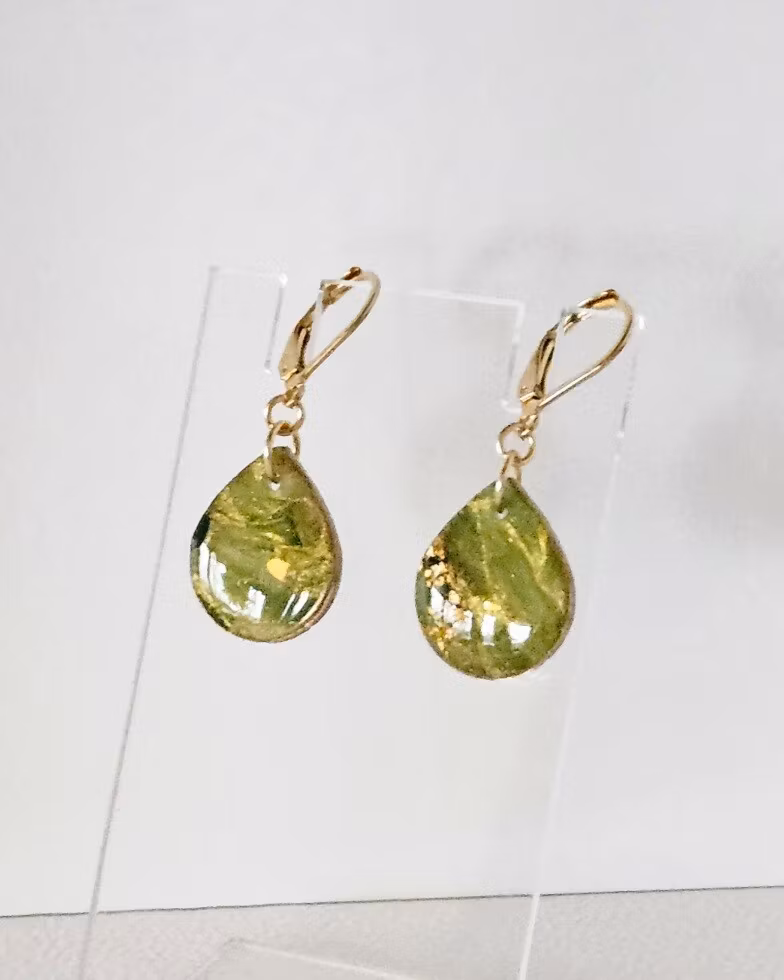 Mossgröna små droppar