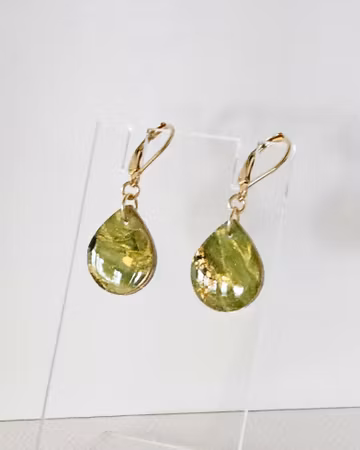 Mossgröna små droppar