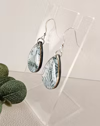 Glänsande droppe i turkos