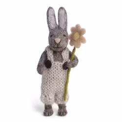 Liten grå kanin med blomma