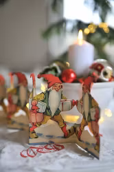 Pappersrad Tomte med paket