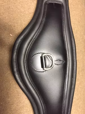 Ergonomisk dressyrgjord m platta svart 65 cm