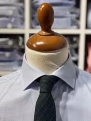 Ljusblå slimfit skjorta med vanlig manschett.