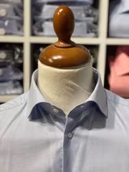 Ljusblå slimfit skjorta med vanlig manschett.