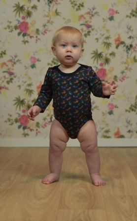 Svart babybody med trollsländor. Stl 70