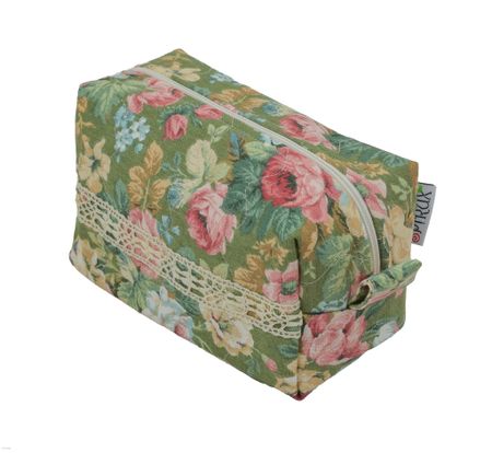Liten necessär med söta blommor och knypplat band
