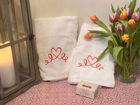Handduk 50x70cm med broderat hjärta